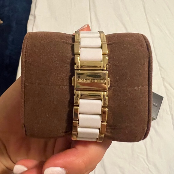 Discontinue Micheal Kors watch - Picture 3 of 6